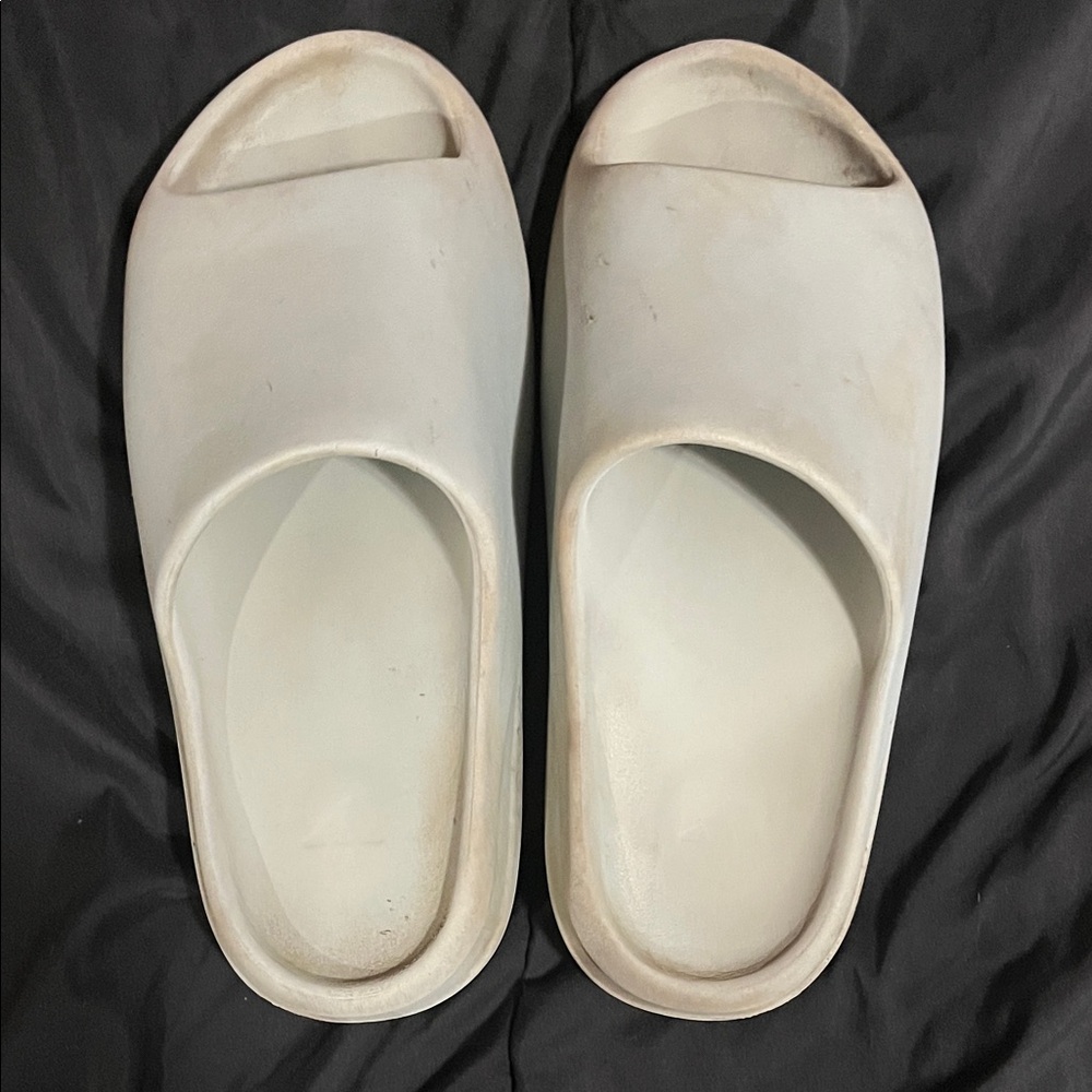 Yeezy Slides Light Gray